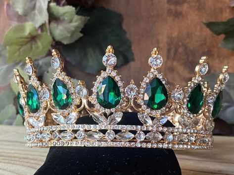 Crown For Quinceanera, Emerald Quinceanera, Emerald Green Crown, Sweet 16 Crowns, Crown Emerald, Crown Quinceanera, Quince Crowns, Emerald Green Outfit, Quince Crown