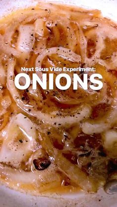 Caramelized SOUS VIDE Onions in BEER. Yes, finally a beer recipe! Click to see ideas for serving them on dishes like pasta, sandwiches, pizzas, quick sous vide sauces, and more. Football Season Food, Sous Vide Vegetables, Caramelized Onions Recipe, Carmelized Onions, Sous Vide Recipes, Sous Vide Cooking, Onion Recipes, Beer Recipes, Vegetarian Cooking