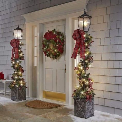 Christmas Lamp Post, Christmas Lamp, Christmas Planters, Christmas Porch Decor, Christmas Lanterns, Navidad Christmas, Christmas Porch, Christmas Door Decorations, Post Lights