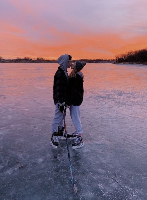 Asking Out Ideas, Hockey Girlfriend Aesthetic, Hockey Couple Aesthetic, Nate Icebreaker, Sports Relationship, Cute Hockey Couples, Hockey Girlfriend Outfits, Hockey Relationship Goals, Hockey Love Aesthetic