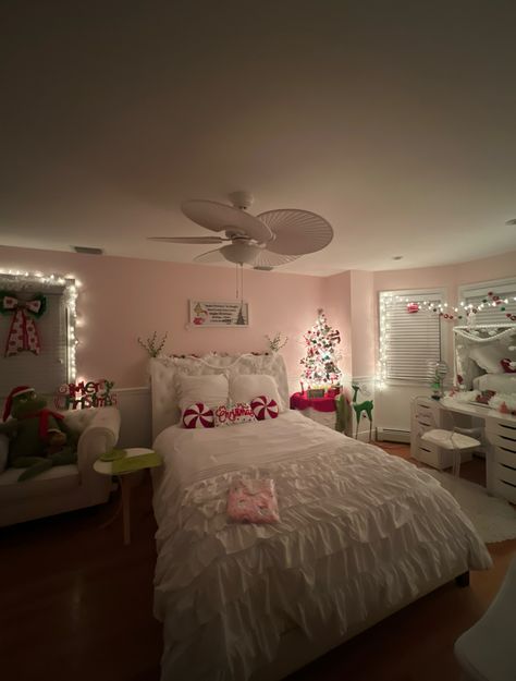 Christmas Decor Ideas For Bedroom Teen Rooms Pink, Pink Christmas Bedroom Decor Aesthetic, Christmas Decor Room Aesthetic, Pink Christmas Decor Ideas For Bedroom, Bedroom Christmas Decor Pink, Coquette Christmas Bedroom, Small Bedroom Christmas Decor Ideas, Pink Christmas Room Decor Aesthetic, Pinkmas Room Decor