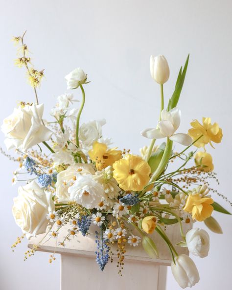 White Arrangement, Yellow Flower Arrangements, Tulip Wedding, Flower Therapy, Yellow Wedding, Seattle Wedding, Wedding Mood, Table Flowers, Arte Floral