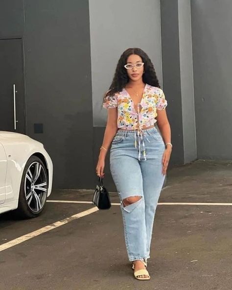 Mummy Jeans Outfit Ideas, Mummy Jeans, Good Jeans, Classy Summer Outfits, Mom Pants, Best Jeans For Women, Classy Winter Outfits, Well Dressed Women, Stylish Work Attire