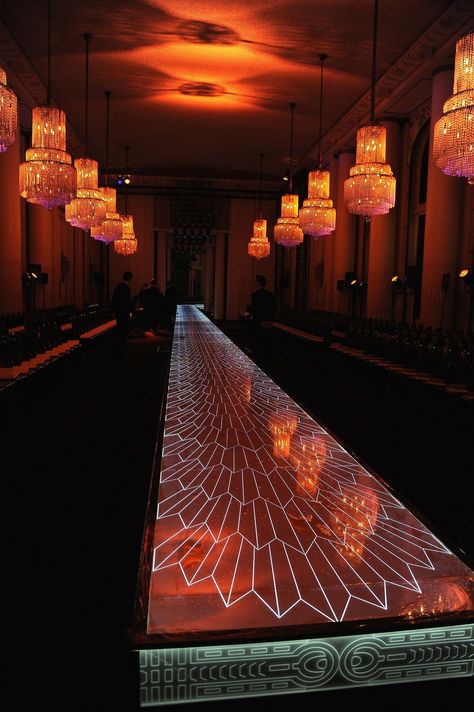 Runway Set Design, Fashion Show Runway Stage, Runway Stage, Fashion Show Design, Catwalk Design, Fashion Show Ideas, Runway Design, Fashion Stage, Show Design