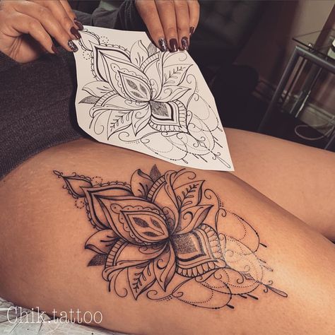 Pic 1 ou 2 ?????? Cute Thigh Tattoos, Girl Thigh Tattoos, Molecule Tattoo, Flower Thigh Tattoos, Hip Thigh Tattoos, Thigh Tattoo Designs, Hip Tattoos Women, Cat Tattoos, Inspiration Tattoos