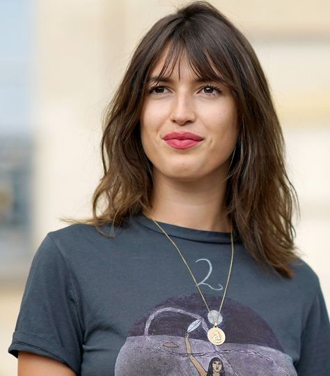 The 8 Different French Makeup Looks of Jeanne Damas Jeanne Damas Lipstick, Jeanne Damas Haircut, Jeanne Damas Hair, French Fringe, Langer Pony, Glossier Stretch Concealer, Fuchsia Lipstick, French Makeup, Messy Waves