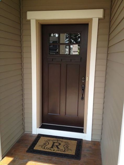 Beautiful brown door, dark hardware and black door step Brown Front Door, Entryway Doors, Baltimore House, Brown Front Doors, Black Front Door, Fiberglass Front Door, Craftsman Door, Pool Stuff, Brown Doors