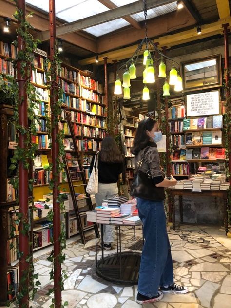 Book Store With Cafe, Library And Cafe Aesthetic, Bookstore Cafe Aesthetic, Book Cafe Aesthetic, Bookshop Interior, Book Store Cafe, Book Shop Aesthetic, Vintage Book Store, Bookshop Aesthetic