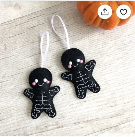 Goth Christmas Tree, Felt Halloween Decorations, Halloween Felt Crafts, Goth Christmas, Cookie Decoration, Halloween Bunting, Cute Skeleton, Creepy Christmas, Adornos Halloween