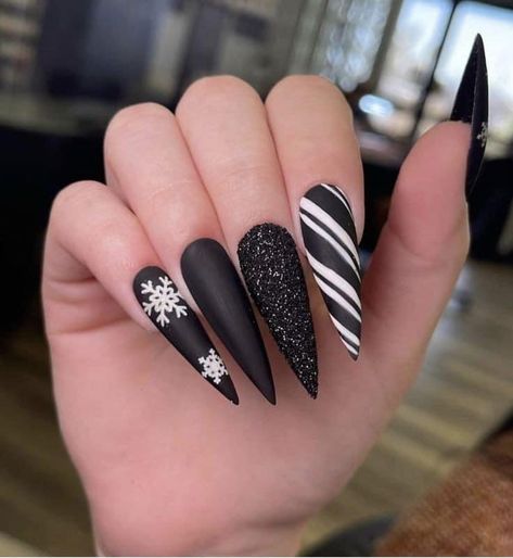 Stilleto Winter Nail Design, Goth Holiday Nails, Goth Xmas Nails, Black Winter Nails Designs, Christmas Goth Nails, Christmas Stilleto Nails, Winter Stiletto Nails, Goth Winter Nails, Edgy Christmas Nails