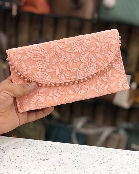 💌 **Elegant Salami Envelopes for Your Special Occasions** 💌 Present your salami with grace and style using our beautifully designed Salami Envelopes. Perfect for weddings, mehndi, and other festive celebrations, these envelopes are crafted to add a touch of sophistication to your monetary gifts. ✨ **Features:** - Intricately designed with traditional patterns and embellishments - Available in a variety of colors and designs to suit any occasion - Made from high-quality, durable materials - ... Hand Purse For Women, Return Gifts Indian, Clutch Purse Wedding, Papa Birthday, Colorful Clutch, Embroidered Clutch Purse, Shagun Envelopes, Cash Gifts, Wedding Party Bags