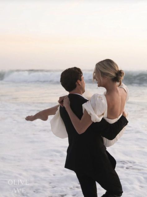 Wedding Pictures Beach, Engagement Photo Shoot Beach, Engagement Pictures Beach, Elopement Beach, Summer Editorial, Wedding Fotos, Summer Elopement, Beach Engagement Photoshoot, Cute Engagement Photos