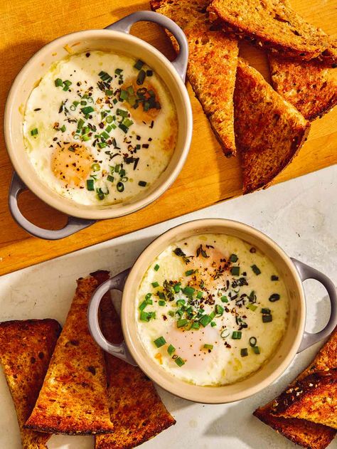 Baked Eggs (Eggs En Cocotte) - Spoon Fork Bacon Eggs Cocotte, Oven Baked Eggs, Cocotte Recipe, Crispy Parmesan Potatoes, Spoon Fork Bacon, Baked Eggs Recipe, Brunch Recipe, Simple Breakfast, Egg Dishes