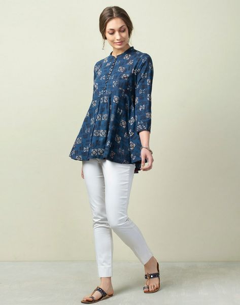 Kurti Tops For Jeans, Kalamkari Tops, Tops For Jeans, Top For Jeans, Kurti Tops, Short Kurti Designs, Cotton Tops Designs, Girls Fashion Tops, A Line Kurti