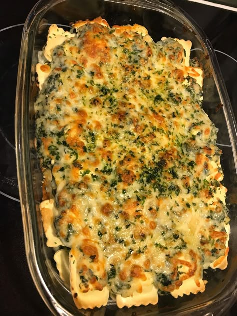 Spinach Artichoke Ravioli Bake Delish, Ravioli Spinach Bake, Spinach Artichoke Ravioli Bake, Spinach Artichoke Ravioli, Artichoke Ravioli, Baked Ravioli Recipe, Healthy Diners, Ravioli Casserole, Pasta For Dinner