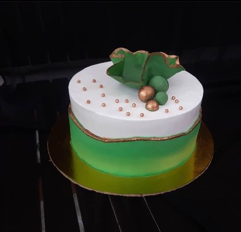 Simple vanilla cake in green and white colour combination Cake Colour Combination, Green Colour Cake Design, Green Colour Cake, Simple Vanilla Cake, Pista Green Colour, Pista Green, Green Cake, Cake Decorating Designs, Pretty Birthday Cakes