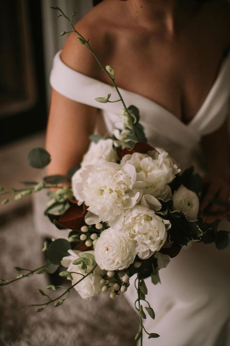 Winter wedding bouquet Winter White Wedding Flowers, Timeless Winter Wedding, Winter Wedding Bouquet Evergreen, White Winter Bouquet, Winter Bouquet Wedding, Wedding Bouquets Winter, Winter Flower Bouquet, Classy Winter Wedding, Bridal Bouquet Winter