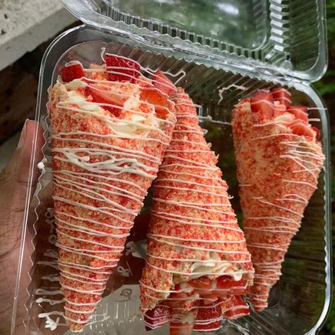 Strawberry Crunch Cheesecake Cones, Cheesecake Cones, Strawberry Crunch Cheesecake, Crunch Cheesecake, Strawberry Crunch, Think Food, Sweet Snacks Recipes, Food Recepie, Easy Baking Recipes