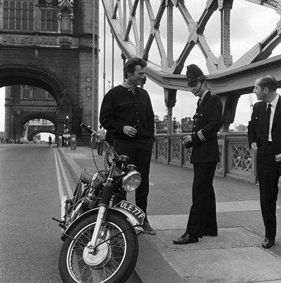 Clint Eastwood on Tower Bridge, London in 1968 when filming Where Eagles Dare, the motorcyle is a Norton Ranger 750cc Where Eagles Dare, Wow Photo, London Police, Photo Star, Scott Eastwood, Dirty Harry, London Tours, Film Stars, Old London