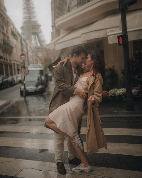 Rainy Photoshoot, Shooting Couple, Photo Couple, Romantic Art, Dancing In The Rain, Paros, Couple Shoot, Couple Aesthetic, Cute Couple Pictures