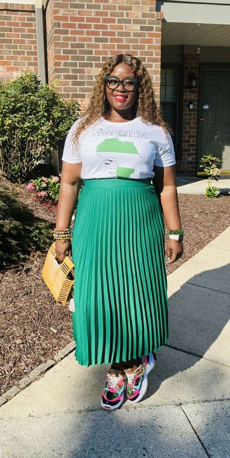 Pleated skirt and a t-shirt with sneakers. #pleatedskirt #plussizefashion #plussizefashionforwomen #plussizeoutfit #sneakersoutfit #fashionnovasneakers #fashionnova #bamboopurse Skirt With Sneakers Plus Size, Skirt Outfits With Sneakers, Green Pleated Skirt Outfit, Plus Size Casual Fashion, Skirt With Sneakers, Pleated Skirt Outfits, Outfits With Sneakers, Skirts With Sneakers, Minimalist Ideas