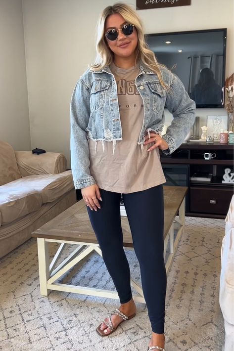 Midsize Leggings Outfit Spring, Casual Spring Leggings, Summer Leggings Outfits Casual, Spring Leggings Outfit, Trendy Curvy Outfits, Summer Leggings Outfits, Sahm Wardrobe, Leggings Outfit Spring, Women Leggings Outfits