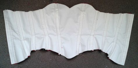 Faire son propre corset sur-mesure en 10 étapes - Dans la tête de Liette Patron Corset Bustier, Patron Corset, Tutu Craft, Ballet Attire, Top Couture, Corset Making, Diy Corset, Dance Crafts, Corset Sewing Pattern