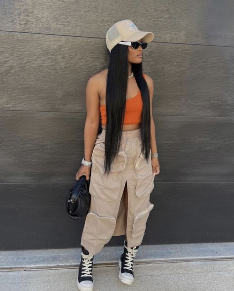 Concert Outfit Sneakers, Outfits With Hats Black Women, Smart Casual Jeans, Cargo Outfit, Simple Style Outfits, Streetwear Chic, Vegas Outfit, Nashville Outfits, Skirt And Sneakers