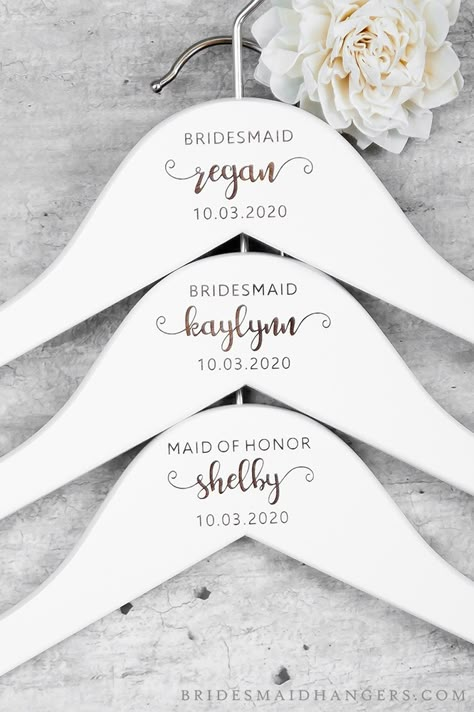 Bridesmaid Hangers Diy Cricut, Cricut Hen Party Ideas, Bride Hanger Diy, Cricut Favors, Cricut Bridesmaid Gifts, Personalized Hangers Wedding, Bridesmaid Hangers Diy, Bridesmaids Hangers, Bride Hangers