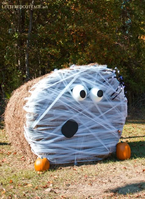 Painted Hay Bale Ideas Spider Hay Bale, Halloween Round Hay Bale Ideas, Hay Bale Halloween Decor, Round Hay Bale Decorating Ideas Fall, Hay Bale Turkey, Round Bale Decorating Ideas, Halloween Hay Bale Ideas, Painted Hay Bale Ideas, Halloween Hay Bale