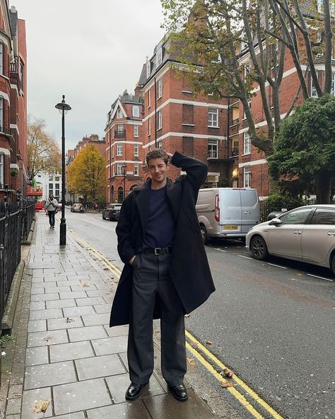 Manu Rios (@manurios) • fotos e vídeos do Instagram London Winter Outfits, Child Aesthetic, Streetwear Poses, Classy Coat, Throwing Fits, Tender Moments, Minimalist Fashion Men, Winter Travel Outfit, Outfits Hombre