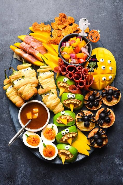 Snack Halloween, Halloween Fingerfood, Fun Halloween Snacks, Easy Halloween Party Food, Halloween Appetizers Easy, Recetas Halloween, Dekorasi Halloween, Halloween Food Appetizers, Easy Halloween Party