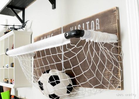 Basketball Net Storage and Toy. This cute and simple DIY makes storing sports balls easy and fun. Soccer Bedroom, Sports Room Boys, Kids Sports Room, Soccer Room, Football Bedroom, Football Rooms, Sport Bedroom, Ball Storage, Sports Room