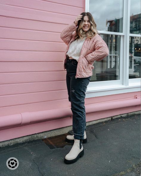 Pink Quilted Jacket Outfit, Pink Chelsea Boots Outfits, Pink Quilted Outerwear For Fall, Casual Pink Winter Shacket, Pale Pink Quilted Jacket, Forever 21 Quilted Jacket, Chelsea Boots Outfits, Quilted Jacket Outfit, Abercrombie Jeans