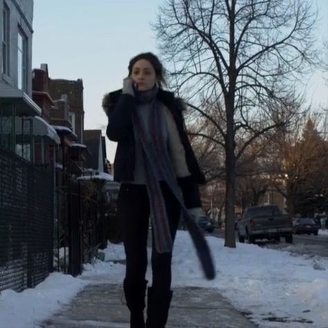 S1E01 Fiona Gallagher Winter Outfits, Fiona Gallagher Aesthetic, Fiona Gallagher Outfits, Fiona Shameless, Shameless Fiona, Manifesting Energy, Fiona Gallagher, Black Parka, Cold Fits