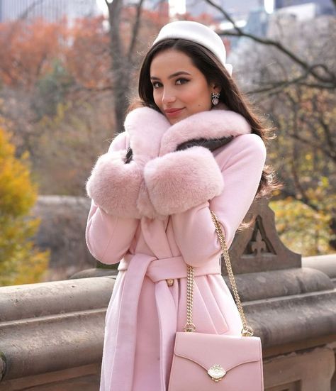 Pink Paris Outfit, Classy Outfits Pink, Girly Winter Outfits Pink, Feminine Winter Outfits Girly, Pastel Winter Outfit, Pink Christmas Outfit, Feminine Winter Outfits, Sweater Doll, Girly Winter Outfits