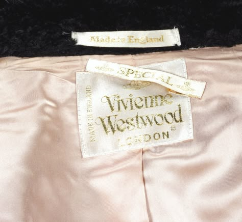 Vivienne Westwood, automne-hiver 1994-1995. Clothing tags and labels. Princess Diaries, Sofia Coppola, Garment Labels, Clothing Tags, Miss Dior, Vintage Labels, Clothing Labels, Pretty Pink, Gossip Girl