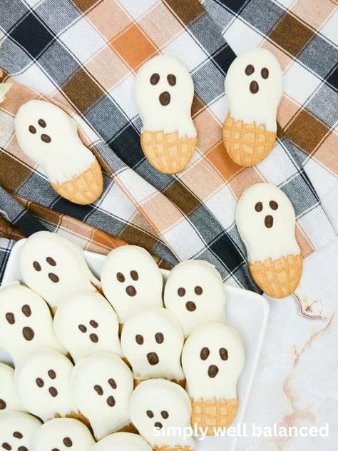 Easy Nutter Butter Ghosts - Halloween Cookie Treat Nutter Butter Ghost Cookies, Spider Cookies Halloween, Halloween Hayride, Halloween Cookie Treats, Caramel Apples Halloween, Caramel Apple Desserts, Ghost Treats, Easy Halloween Cookies, Dark Chocolate Candy