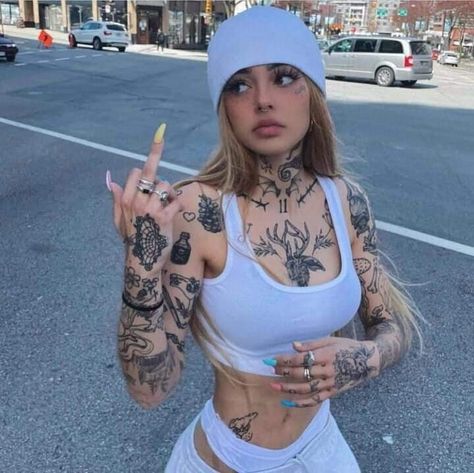 Woman With Tattoos, Haircut Selfie, Photo Hijab, 귀여운 음식 그림, Tattoed Women, Hippie Culture, Cute Hairstyle, Stylist Tattoos, Hippie Life