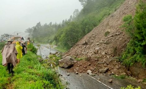 RADARSOLO.ID-Jalan tembus Tawangmangu-Magetan, tepatnya di Desa Gondosuli, Kecamatan Tawangmangu belum bisa dilintasi kendaraan akibat tertutup material longsor, Selasa (14/2/2023). Kendaraan dialihkan ke jalur lama dengan kondisi jalan lebih curam. Karena itu, pengendara diminta ekstrahati-hati. Quick Saves