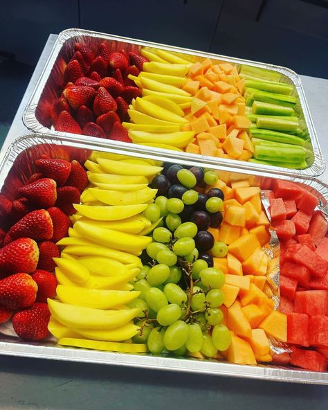 Fruit Party Platter, Fruit Salad Bar Display, Fruit Tray Designs Parties, Fruit Set Up For Party, Fruit Party Tray, Table Snacks For Party, Fruit Platter Ideas Party Trays Simple, Fruit Bar Ideas Parties, Chafing Dish Display Ideas