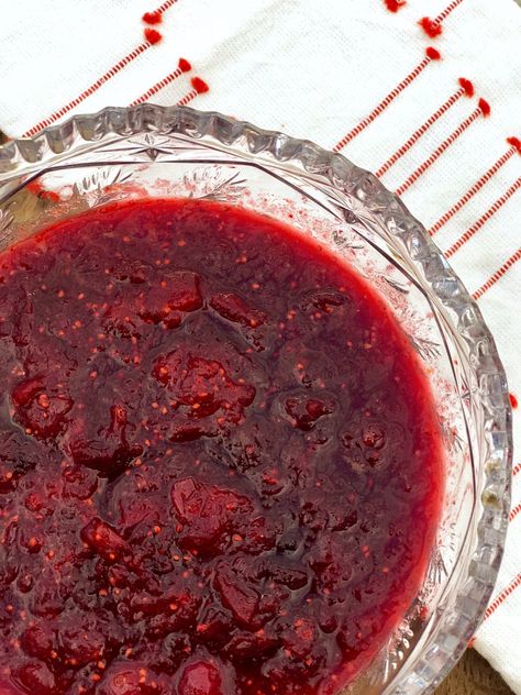 Cranberry Hibiscus, Roselle Hibiscus, Turkey Sauce, Flowers Recipes, Edible Flowers Recipes, Dried Hibiscus Flowers, Cranberry Chutney, Cranberry Sauce Recipe, Mountain Rose Herbs