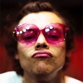 Harry Styles Outfit, Victoria Secret Wallpaper, Harry Styles Poster, Harry Styles Concert, Heart Glasses, Corporate Attire, Harry Styles Cute, Surfer Girl Style, Rose Colored Glasses