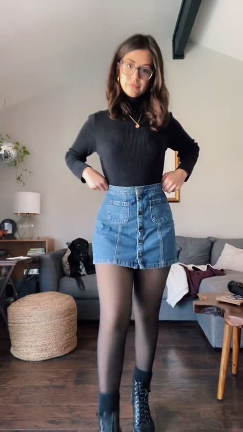 Winter Outfits Denim Skirt, Jean Skirt And Tights Outfit, Outfit Botas Cortas, Denim Skirt Tights Outfit, Short Jean Skirt Outfits Winter, Denim Skirt With Tights, Jean Skirt Outfits Winter, Denim Dress Outfit Winter, Hongkong Ootd