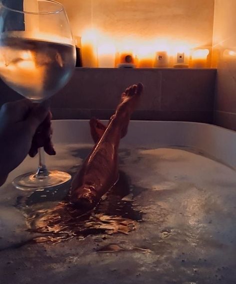 Bathtub Aesthetic, Bath Aesthetic, Bath Photography, Photography Posing Guide, Jolie Photo, Birthday Photoshoot, Photo Poses, Photography Poses, Wine Glass