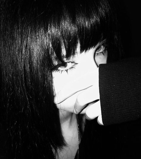 Images Hello Kitty, Y2k Profile Picture, Emo Pfp, Morticia Addams, Emo Girls, Foto Ideas Instagram, Naha, Aesthetic Grunge, Cute Selfie Ideas