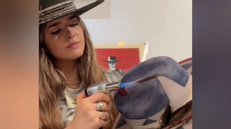 Designer Alexa Wisnieski uses everything from pocket watches to playing cards to create one of a kind hats. Hat Making Ideas, Desert Grunge, Embellished Cowboy Hat, Womens Western Hats, Cowboy Hats Women, Cowboy Hat Design, Texas Hat, Custom Cowboy Hats, Diy Spray Paint