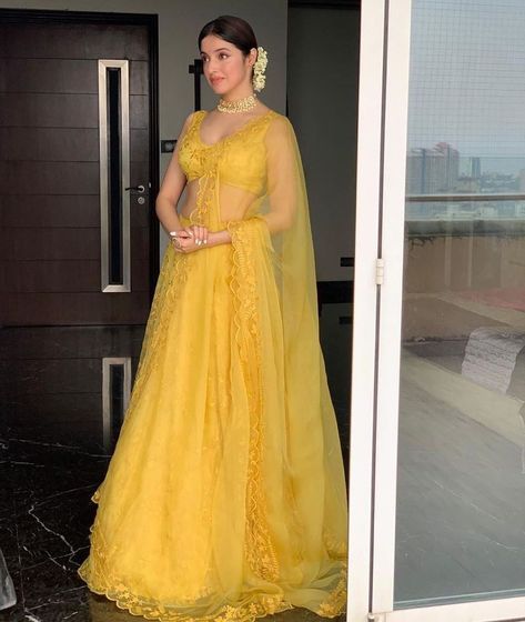 Simple Lehenga, Yellow Lehenga, Traditional Indian Outfits, Wattpad Romance, Indian Bridal Outfits, Trendy Blouse Designs, Lehenga Designs, Indian Attire, Indian Fashion Dresses