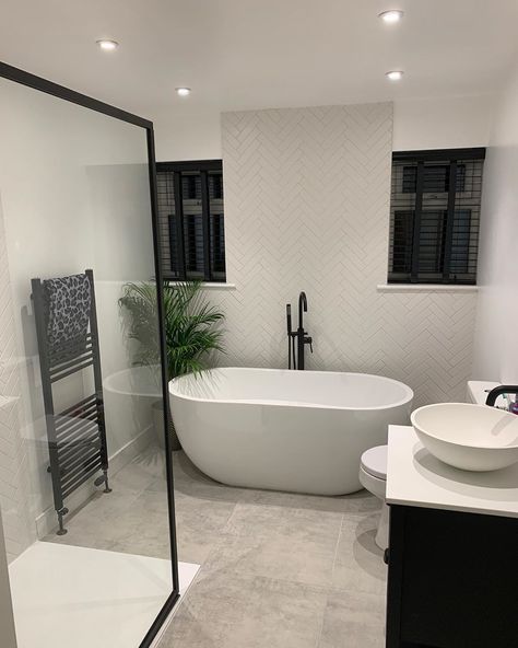 Monochrome Bathroom, Bathroom Inspiration Modern, Bathroom Inspiration Decor, Upstairs Bathrooms, Bathroom Layout, En Suite Bathroom, Bathroom Renos, Decor Minimalist, Free Standing Bath