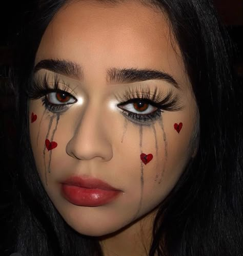 Heartbreak Makeup, Heart Clown Makeup, Halloween Eyeliner, Maquillage Halloween Simple, Queen Of Hearts Makeup, Halloweenský Makeup, Creepy Halloween Makeup, Cute Halloween Makeup, Halloween Makeup Pretty